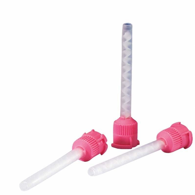 Drei pinke Automix-Mischkanülen für den dentalen Gebrauch.