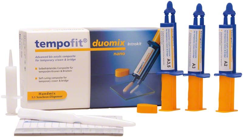 tempofit® duomix Introkit mit drei Spritzen, Zubehör und Verpackung im Hintergrund