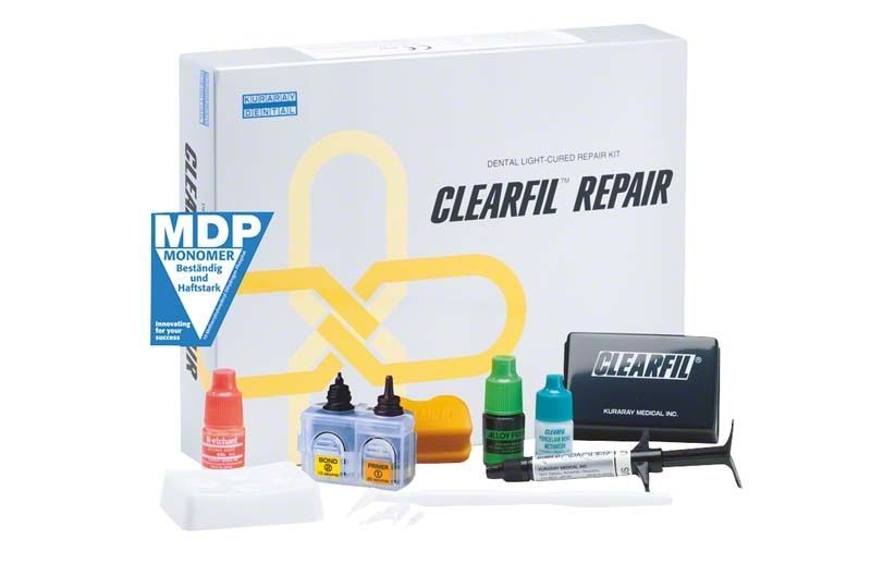 CLEARFIL REPAIR Set mit Adhäsivflaschen, Spritze und Zubehör auf weißem Hintergrund