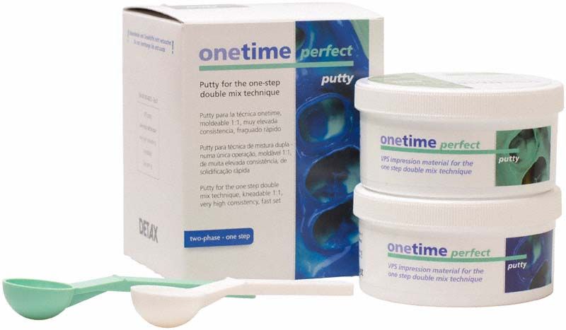 Zwei Dosen Onetime Perfect Putty 2x250ml mit Verpackung im Hintergrund.