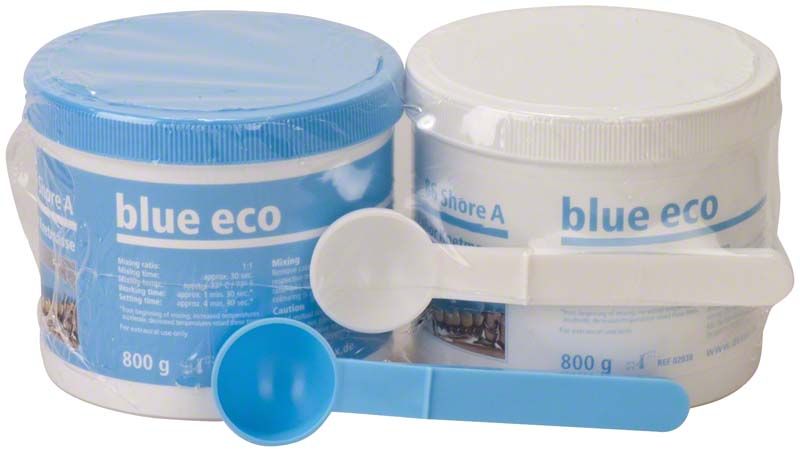 Blue Eco Knetmasse in 800g Standardpackung mit zwei Dosierlöffeln.