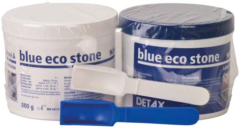 Zwei Behälter Blue Eco stone Knetmasse mit Kunststoffwerkzeugen.
