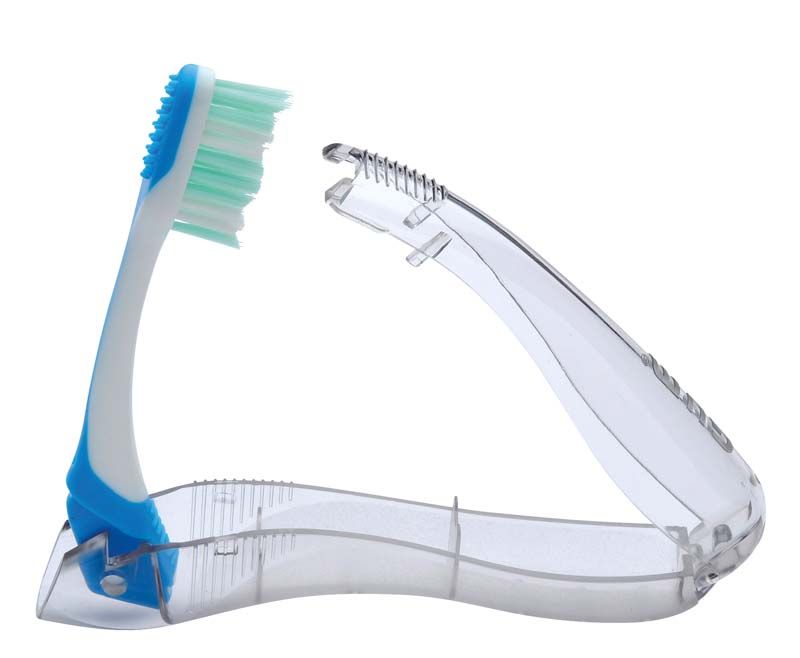 Zusammenklappbare GUM® Reisezahnbürste mit blauem Griff und transparentem Etui.