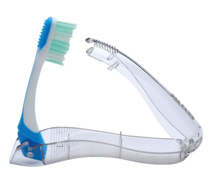 Zusammenklappbare GUM® Reisezahnbürste mit blauem Griff und transparentem Etui.