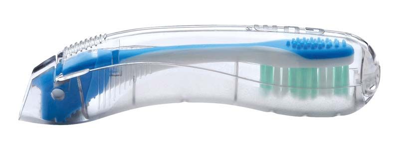 Zusammengeklappte GUM® Reisezahnbürste mit blauem Kopf und transparentem Schutzetui.