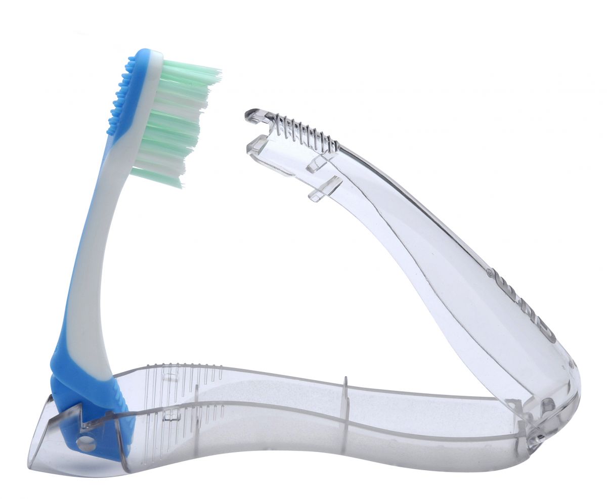 Zusammengeklappte GUM® Reisezahnbürste mit blauem Griff und offenem transparentem Etui.