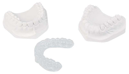 Drei dentalmedizinische Tiefziehfolienformen auf weißem Hintergrund.