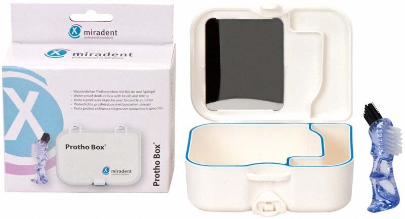 Prothesenbox mit Bürste und Verpackung für Dentalprothesen, weiß mit blauem Rand.