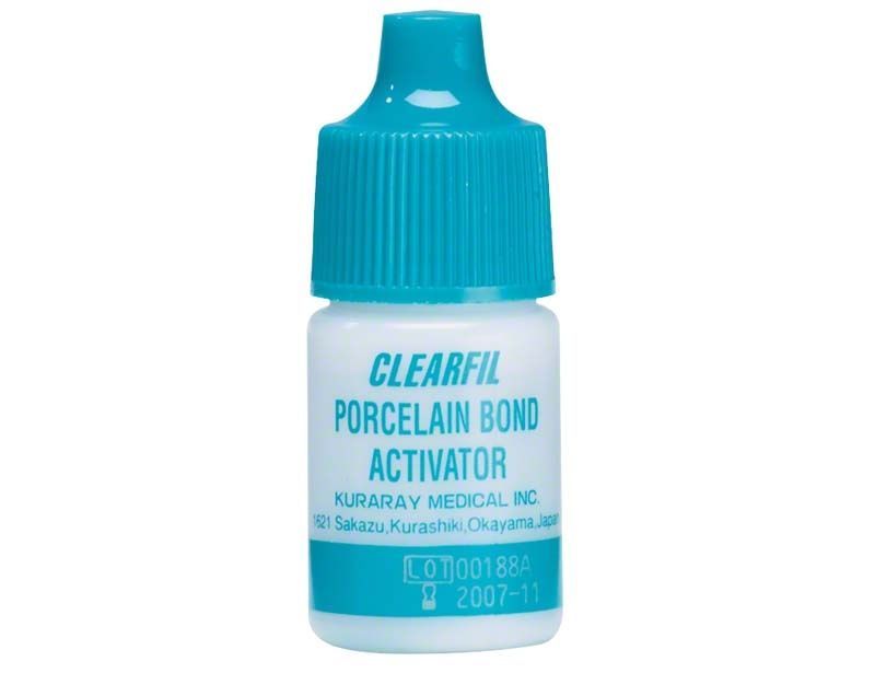 Kunststoffflasche CLEARFIL PORCELAIN BOND ACTIVATOR mit blauem Verschluss.