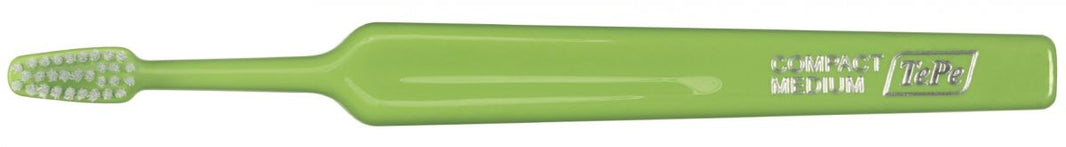 TePe Select Compact Zahnbürste mit grünem Griff und kompaktem Bürstenkopf.
