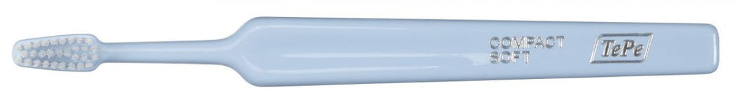 TePe Select Compact Soft Zahnbürste mit ergonomischem Griff in Blau.
