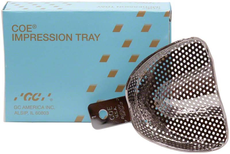 Perforierter Metall-Löffel COE® für Zahnabdrücke vor blauem Karton.