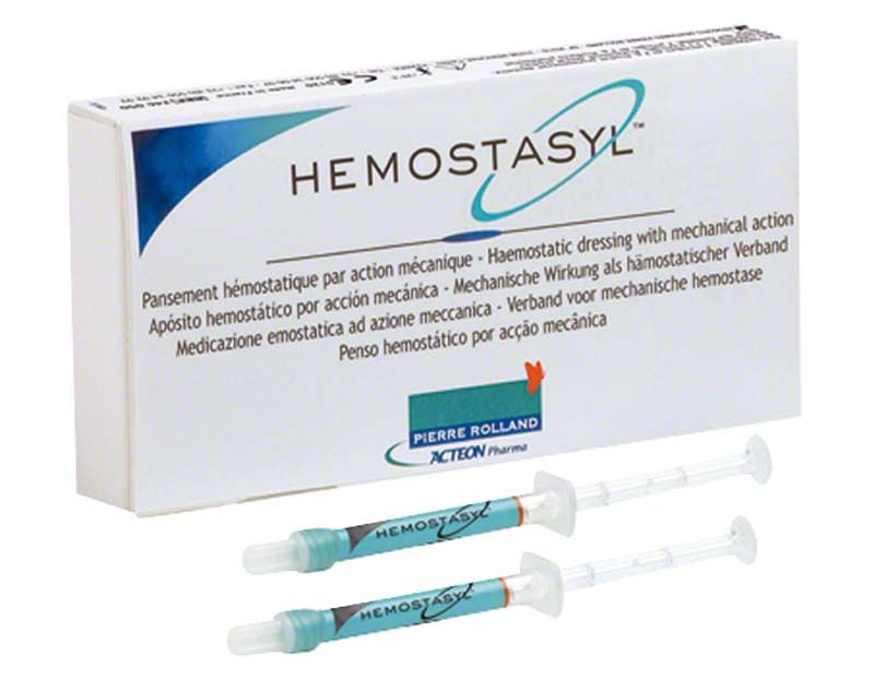 Hemostasyl Spritze 2g mit Verpackung von Acteon für zahnmedizinische Blutstillung.