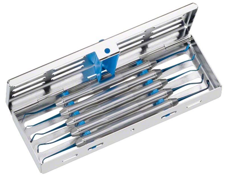 Metallisches Dentalinstrumenten-Set in offener Edelstahlbox mit blauen Halterungen.