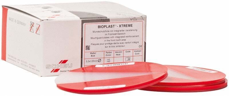 Hochwertige rote Tiefziehfolien BIOPLAST® XTREME mit Verpackung für Sportmundschutz.