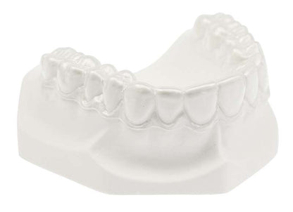 Hartelastische transparente Duran Tiefziehfolie auf einem Zahnmodell im Dentalbereich.