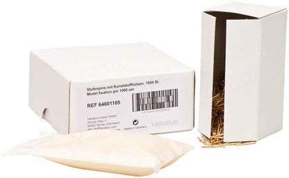 Stufenpins mit Kunststoffhülse und geöffneter Verpackung von Heraeus Kulzer.