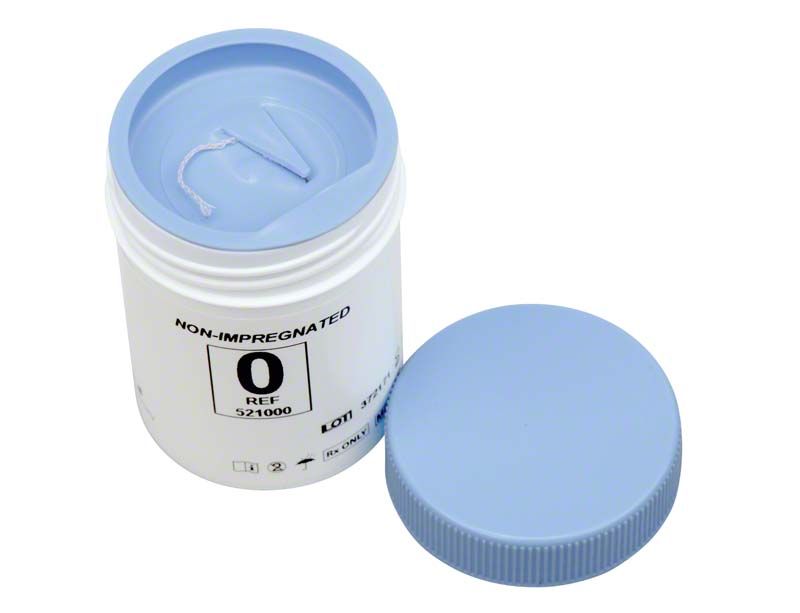 Dose mit geöffnetem Deckel und sichtbarem Retraktionsfaden, Größe 0, ungetränkt.