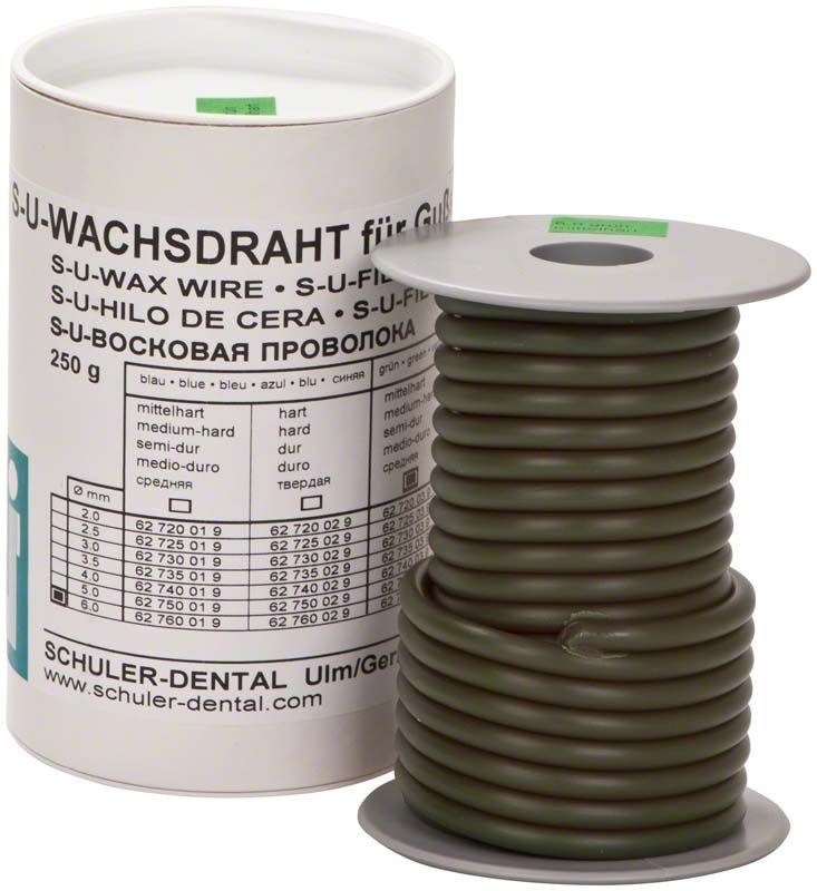 Grüne Rolle aus mittelhartem Wachsdraht Ø 6,0mm neben Verpackung.