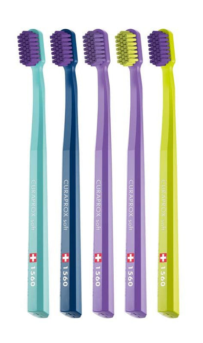 Fünf CURAPROX Handzahnbürsten in verschiedenen Farben mit weichen Borsten.