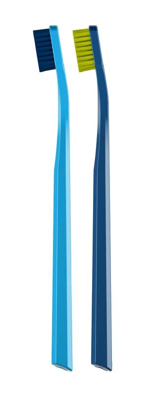 Zwei CURAPROX Handzahnbürsten mit blauen Griffen und verschiedenfarbigen Borsten.