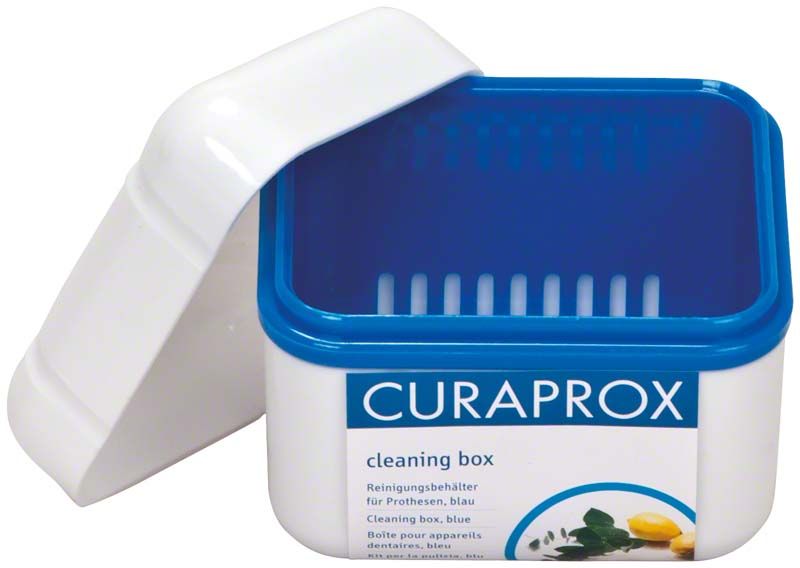 Blau-weiße CURAPROX Reinigungsbox für Prothesen mit abnehmbarem Deckel.