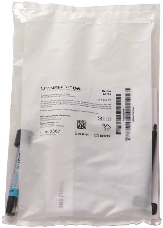Spritze Synergy D6 Dentin A2/B2 in weißer Verpackung.