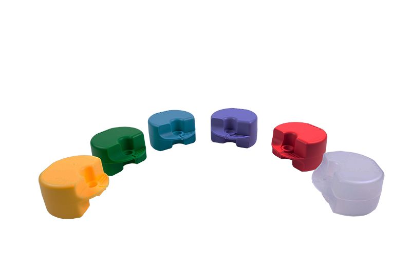 Bunte Aufbewahrungsboxen für kieferorthopädische Apparaturen in verschiedenen Farben.
