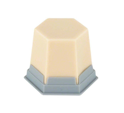 Modellierwachs GEO Classic Natural dentin-opak in sechseckiger Form mit grauer Basis.