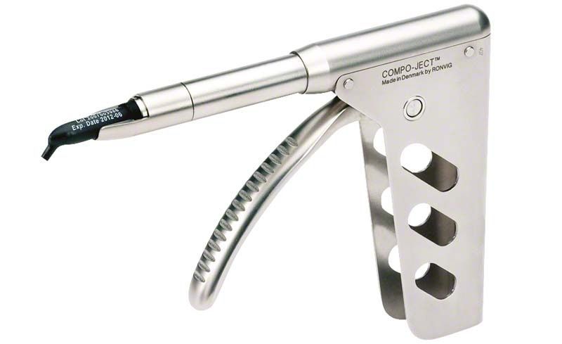 CompoJect Applikator aus Edelstahl mit ergonomischem Griff und runder Spitze.
