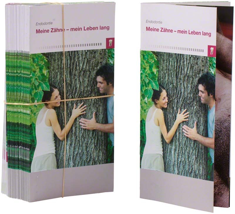 Patienteninformationsbroschüre Endodontie mit Bild eines Paares am Baum.