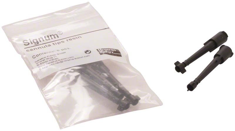 Signum® Dosierspitzen Kunststoffkanülen in transparenter Verpackung und zwei lose Kanülen.
