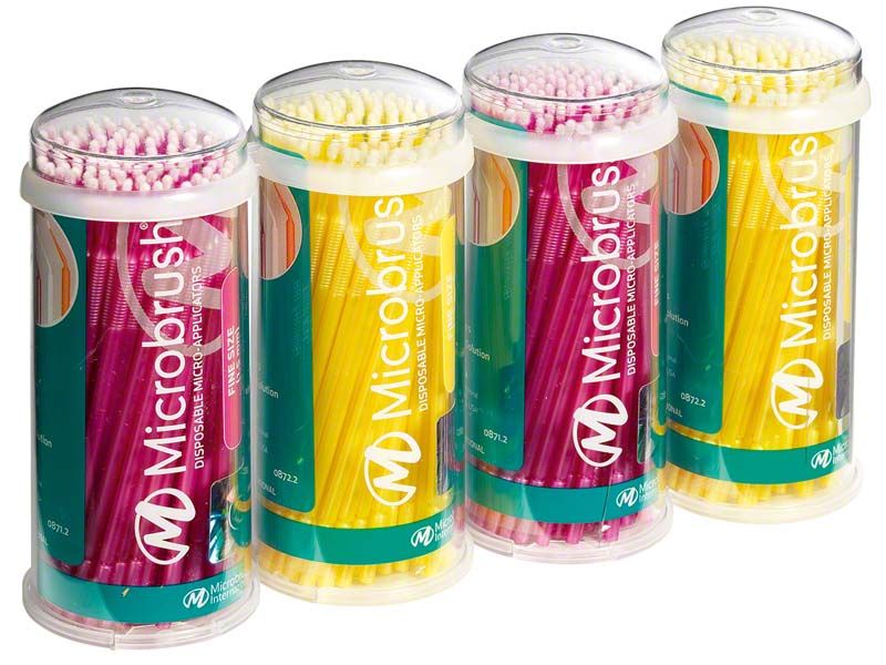 Mikrobürsten-Applikatoren in vier farblich sortierten Röhrenverpackungen.