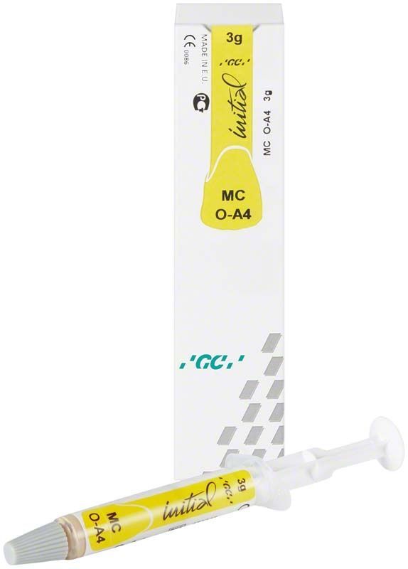 GC Initial MC Paste Opaque OA4 in Spritze vor Verpackung.
