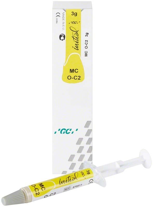 Spritze mit GC Initial MC Paste Opaque OC2 vor Verpackung.
