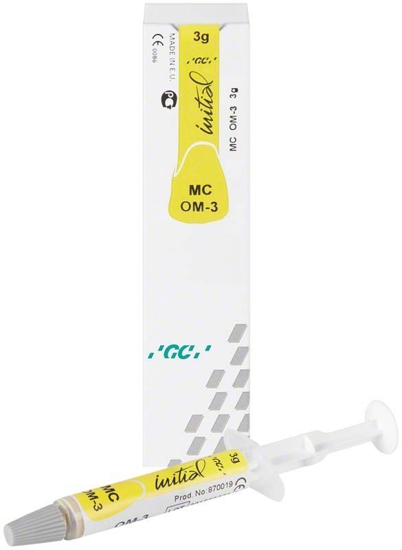 GC Initial MC Paste Opaque Modifier OM-3 in Spritzenform vor Verpackung.