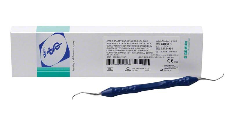 After-GRACEY-Kürette 13/14 mit dunkelblauem Griff vor Verpackung.