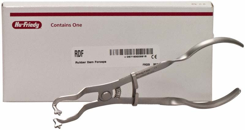 Kofferdam-Klammerzange 17cm, matt, vor Produktverpackung aufgestellt.