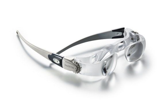 Lupenbrille maxDETAIL mit verstellbaren Linsen und ergonomischem Design.