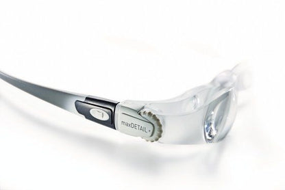 Lupenbrille maxDETAIL mit Fokus auf verstellbarem Linsenmechanismus und Seitenarm.