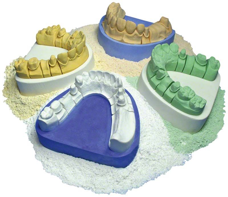 Zahngipsmodelle in verschiedenen Farben auf Gipsbett aus Hinristone® 22 goldbraun.