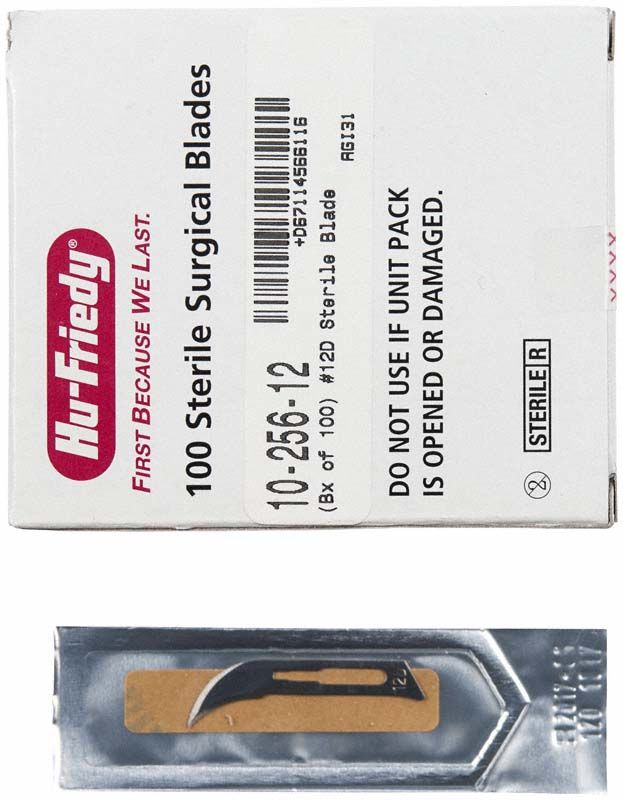 Sterile Skalpellklinge Figur 12D in Einzelverpackung vor weißem Karton.