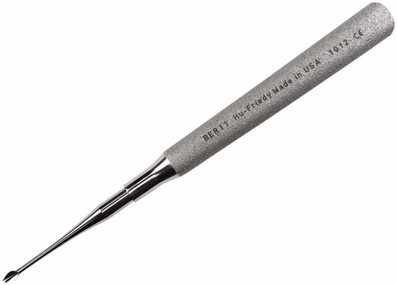 Chirurgisches Syndesmotom Bernard mit gerader Spitze und Metallgriff.