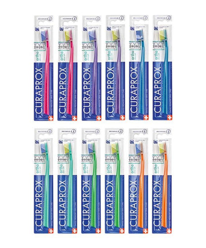 Packung mit mehreren CURAPROX ortho ultra soft Zahnbürsten in verschiedenen Farben.