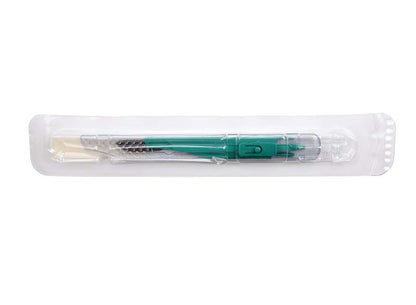 Einzeln verpacktes Aesculap Sicherheitsskalpell in transparenter Hülle.