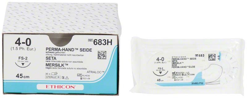 Hochwertiges, schwarz geflochtenes Nahtmaterial PH-Seide in Einzelverpackung.