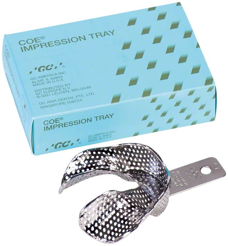 Metall-Löffel COE® McGowan #47 mit Verpackung im Hintergrund.