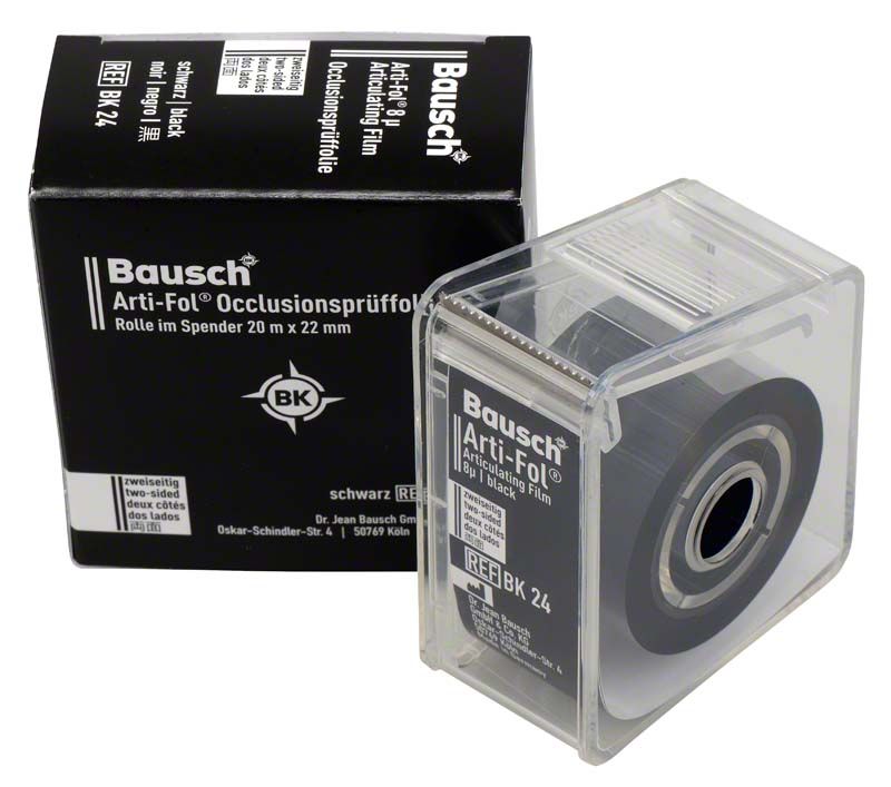 Schwarze Arti-Fol® Okklusionsprüffolie im transparenten Spender neben Verpackung.