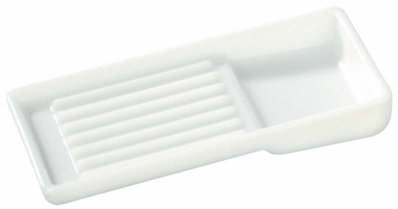 Normenschale aus Opalglas für acht einendige Instrumente.