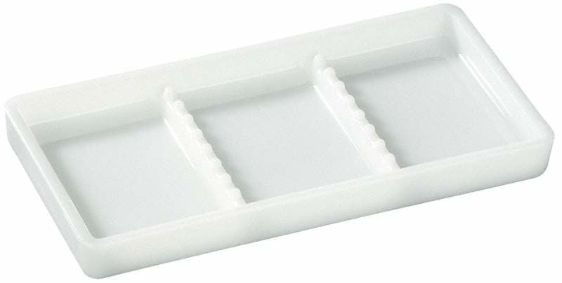 Normenschale aus Opalglas mit drei Fächern für 9 Instrumente.